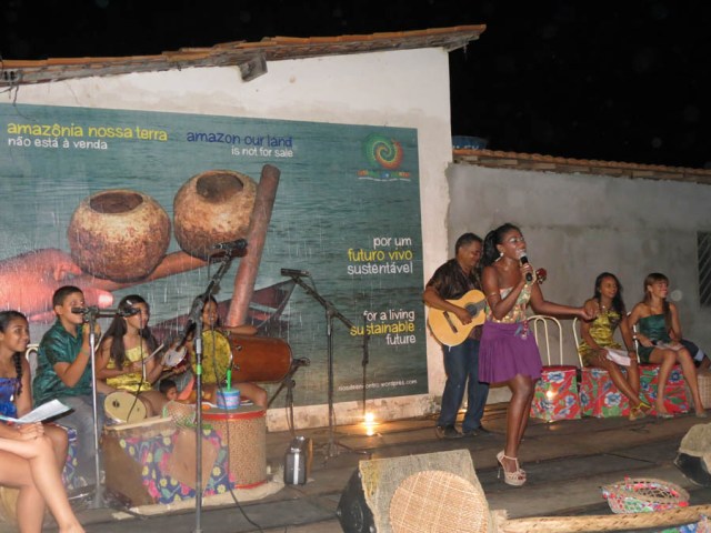 Convidados tocam com as Latinhas de Quintal