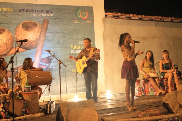 Convidados tocam com as Latinhas de Quintal