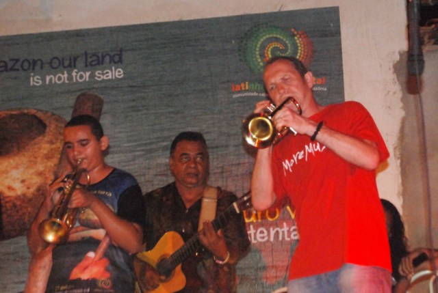 Convidados tocam com as Latinhas de Quintal