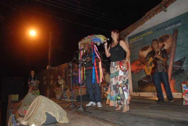 Convidados tocam com as Latinhas de Quintal