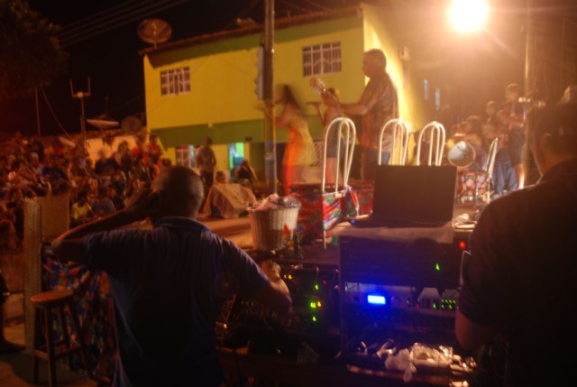 Felizmar cordena a mesa de Som 