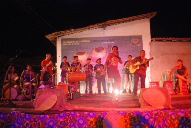 Convidados tocam com as Latinhas de Quintal