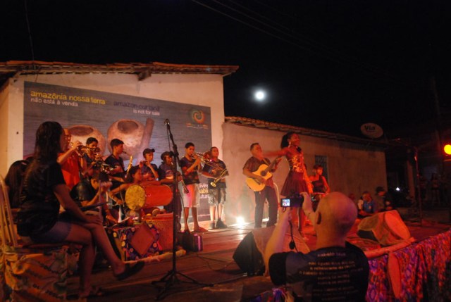 Convidados tocam com as Latinhas de Quintal