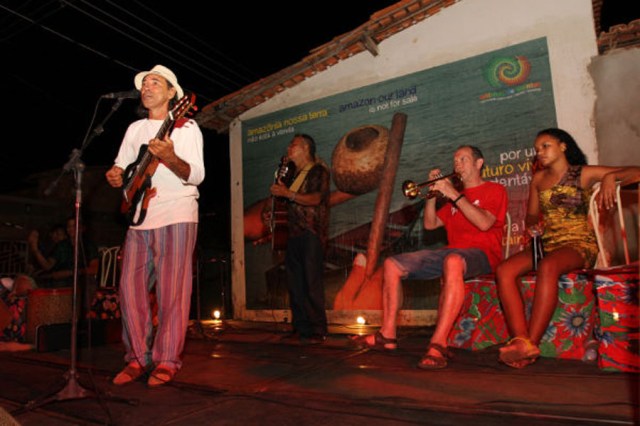 Convidados tocam com as Latinhas de Quintal