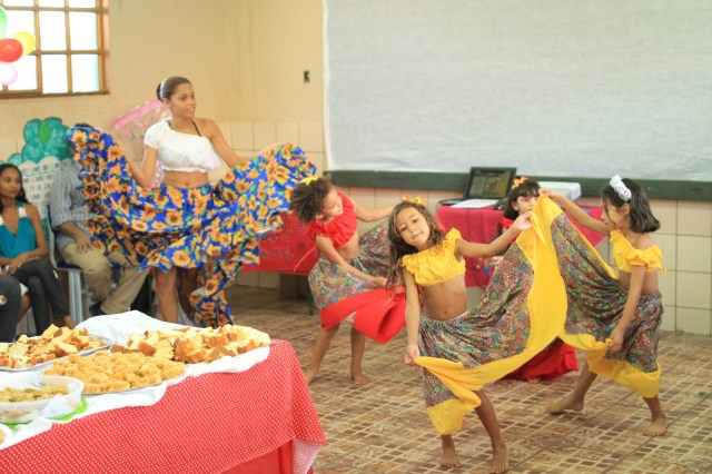 Camila e alunas mirins apresentam o carimbó na Escolinha Deodoro de Mendonça