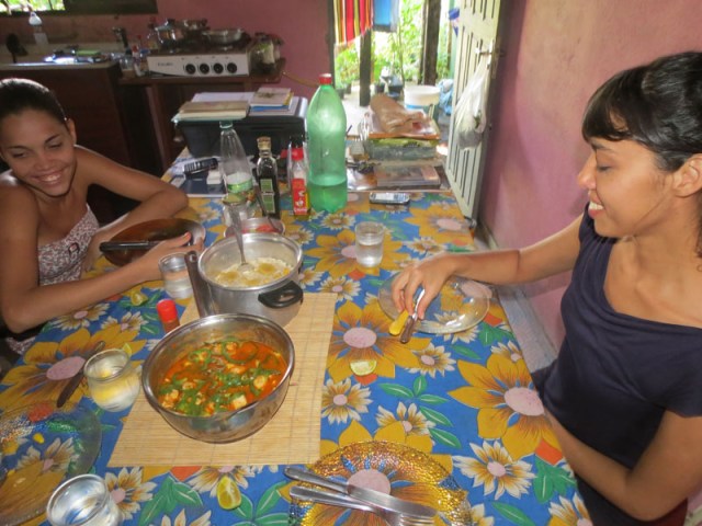 Almoçando e compartilhando ideias.