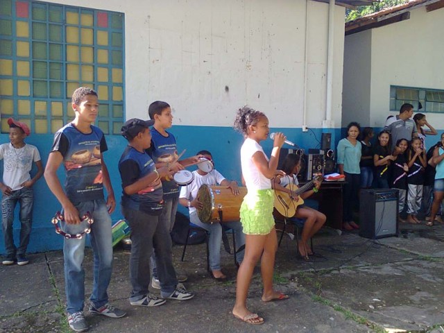 Latinhas de Quintal se apresentam na Escola Municipal