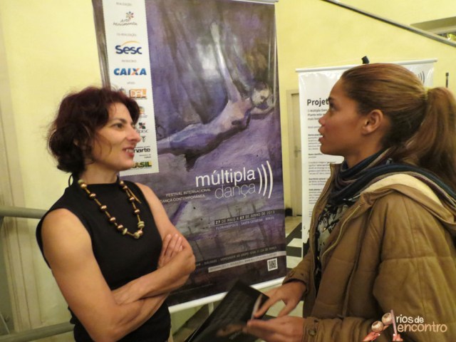 Camila Alves conversa com a diretora do Festival Internacional da Danca, Florianopolis, antes de lancar Amazonia Nossa Terra.