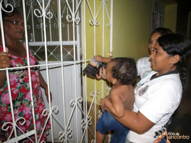 Elisa das Latinhas de Quintal entrega o seu CD Amazônia Nossa Terra na distribuição comunitária nas 400 casas do Cabelo Seco