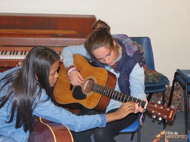 A artista ensina violão para músicos na Inglaterra