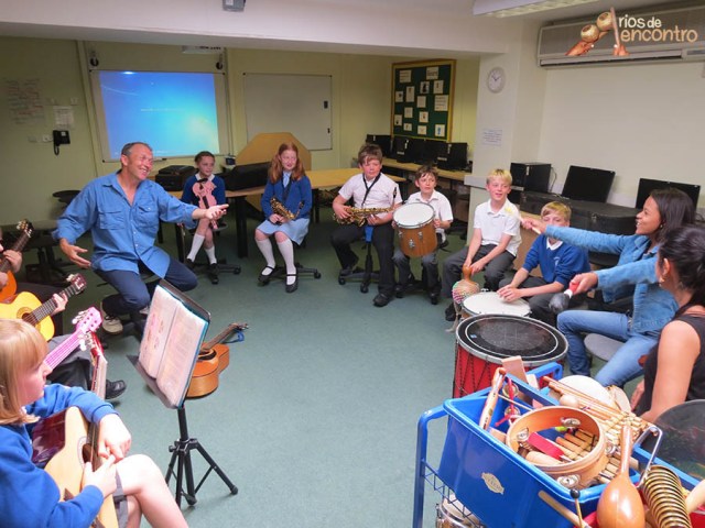 Évany Valente colabora com músicos do projeto More Music em Morecambe, Inglaterra