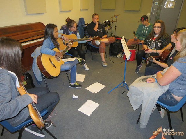 Évany Valente colabora com músicos do projeto More Music em Morecambe, Inglaterra