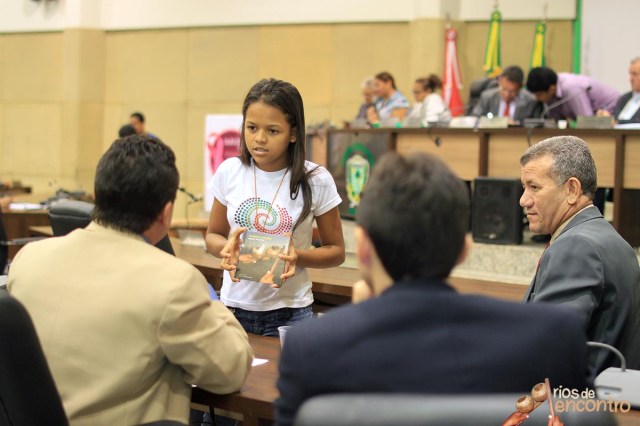 E_vany Valente das Latinhas de Quintal entrega Amazonia Nossa Terra as autoridades