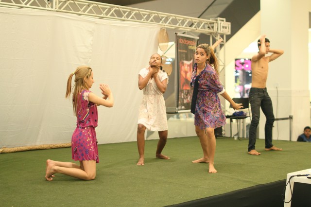 AfroMundi apresenta 'Raizes e Antenas' no Patio Maraba na Caravana do Festival Beleza Amazonica para inspirar debate sobre 'que Amazonia vai nos sustentar'.