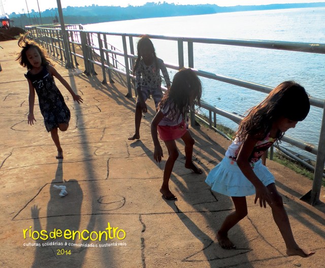 Capa do novo calendário que celebra meninas de Cabelo Seco brincando na beira do Rio Tocantins. 
