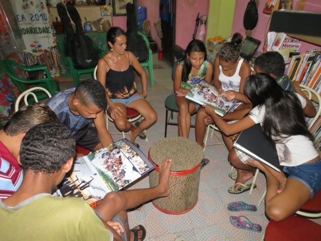 Jovens coordenadores estudam o calendário 2014