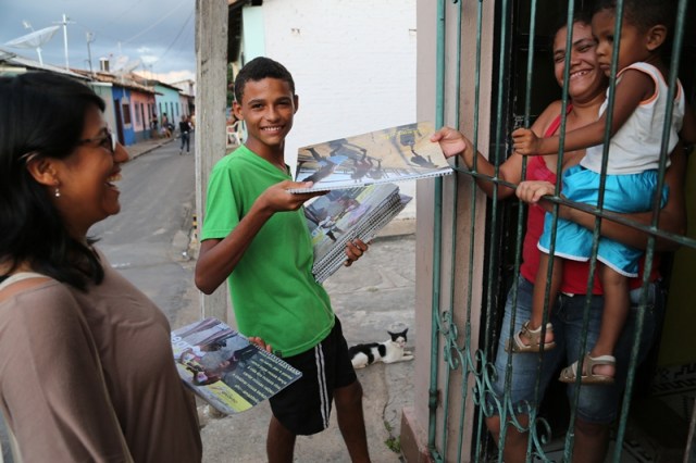 Artista em residencia Cristina Ruiz Gutierrez de Peru esta apresentada a comunidade Cabelo Seco por Rafael Varão (coordenador da biblioteca comunitária Folhas da Vida) durante a entrega do calendário 2014 