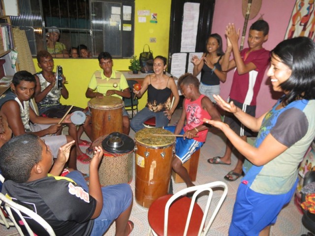 Cristina Ruiz participa numa roda imropovisada de percussao com Rabetas Videos e Latinhas de Quintal na Casinha de Cultura