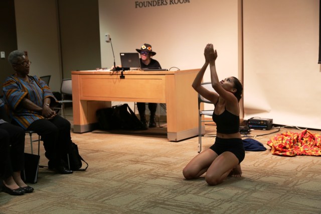 Camila apresenta 'Raizes e Antenas' a conferencia Chico Vive, relacionando violência contra mulher com a violação do meio ambiente.