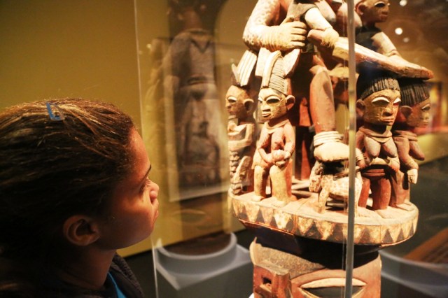 Camila pesquisa arte afro-contemporânea no Museu de Arte Africana.