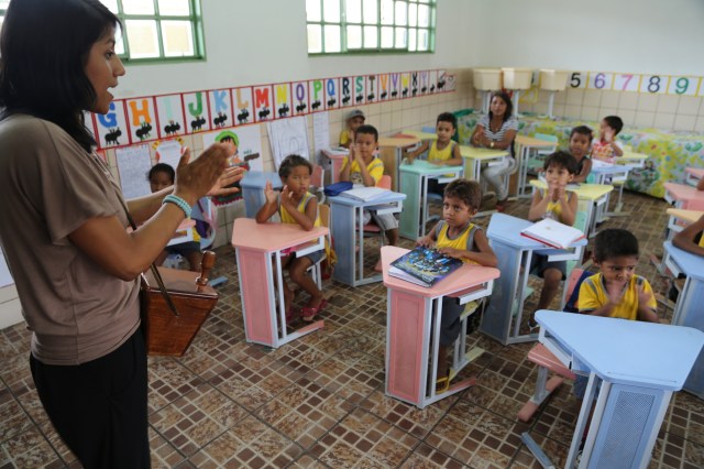 Cristina brinca com criancas na escolinha do Nucleo de Educação Infantil Deodoro de Mendonça em Cabelo Seco. 