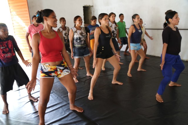 Cristina coordena uma oficina comunitária aberta em Cabelo Seco, sensibilizando um grupo diverso sobre identidade pan-amazCristina coordena uma oficina comunitaria aberta em Cabelo Seco, sensibilizando um grupo diverso sobre identidade pan-amazCristina coordena uma oficina comunitaria aberta em Cabelo Seco, sensibilizando um grupo diverso sobre identidade pan-amazônica. 