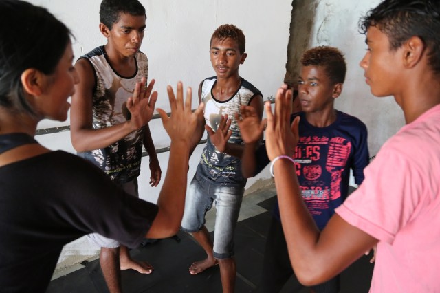 Cristina integra jovens em risco numa roda de danças ribeirinha e florestal peruanas na oficina comunitária aberta em Cabelo Seco.