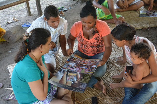 Jovens indígenas estudam o calendário Rios de Encontro para entender os desafios e propostas alternativas na Amazônia.