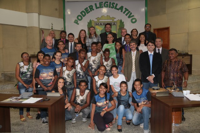 Retrato inesperado dos arte educadores do Rios de Encontro e vereadores, unidos em busca de debate sobre o futuro do Rio Tocantins.