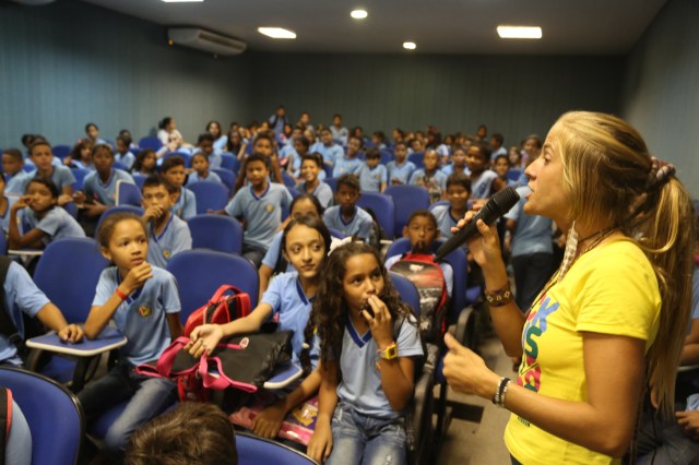Mara realiza entrevistas na plateia sobre a construção da usina hidroelétrica de Marabá que vai acabar com o Rio Tocantins.