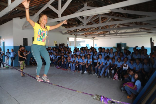 A Mara demonstra as qualidades de paciência, vontade e prática na corda bamba, metáfora para a realização de sonhos. 