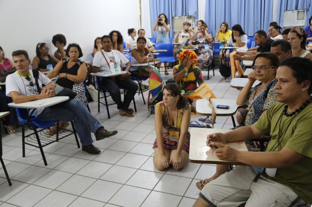 Bibliotecários comunitários discutem novas propostas na conferencia sobre leitura e cultura popular.