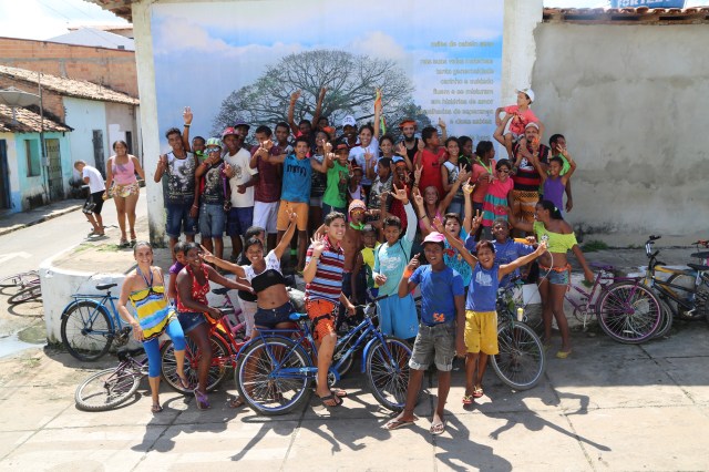 Bicicletada pela Mãe Natureza encerra com seu retrato ritual na 'galeria-do-povo'  que celebra a ultima samaumeira no Rio Itacaiunas, arvore ameacada pelo descuido ambiental atual dos governantes.jpg