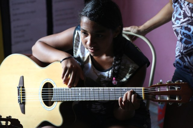 Elisa das Latinhas de Quintal troca percussão para violão com mestre Zequinha. Ela pretende montar um curso de verão. 