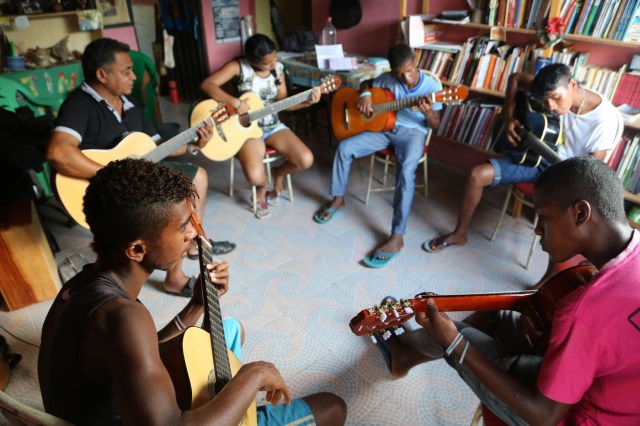 Rabetos Vídeos concluem sua primeira semana de aulas de violão com mestre Zequinha.