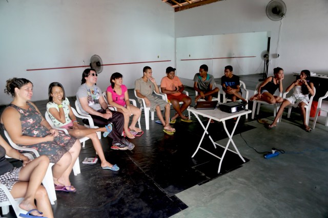 O curso de inglês criativo coordenado pelo Dan Baron integrou teatro, canto, alfabetização visual e massagem durante oito oficinas.   