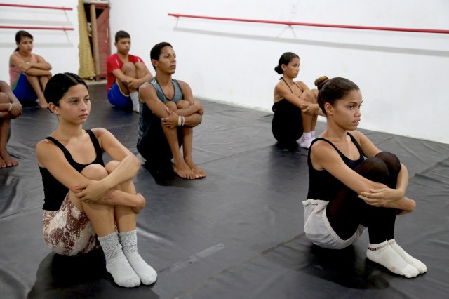 Camila Alves (18 anos) coordena um curso de dança pela vida que oferece ballet clássico, dança contemporânea, afro-contemporânea e consciência corporal.