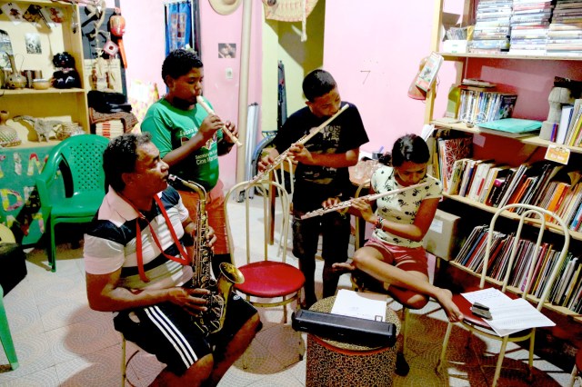 Evany Valente (15 anos) coordena a primeira de seis oficinas de sopros.