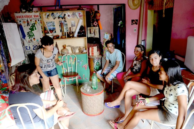 Lais Oliveira Barbosa (14 anos) busca a musicalidade de francês no curso que ela coordena.