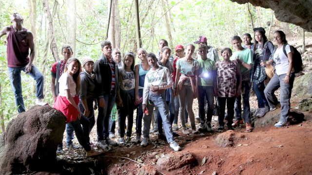 Os gestores do Rios de Encontro se retratam numa caverna na Floresta Nacional de Carajás.