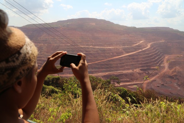Percussionista Eliza das Neves, Latinhas de Quintal, fotografa a obra da Vale para compartilhar "a verdade escondida" nas suas redes sociais.