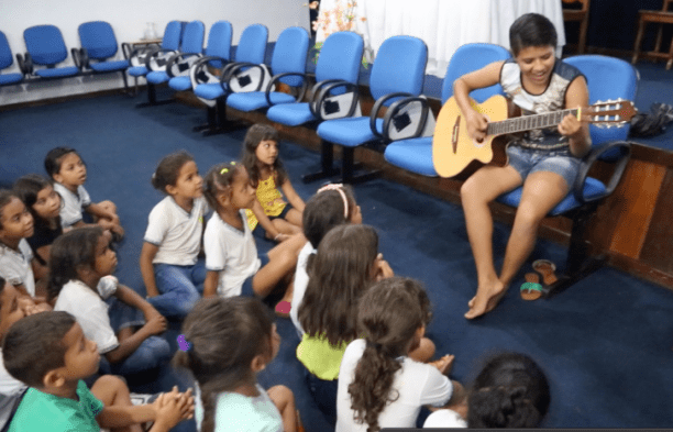 Carol Sousa (13 anos) das Latinhas de Quintal ajuda coordenar uma das 10 oficinas de 'Mais Cultura na Escola' no Jose Mendona Vergolino durante a Semana de Energia Solar.