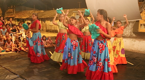 AfroMundi Juvenil dança carimbo na Pracinha de Cabelo Seco, dirigida pela jovem coreógrafa Camylla Alves.