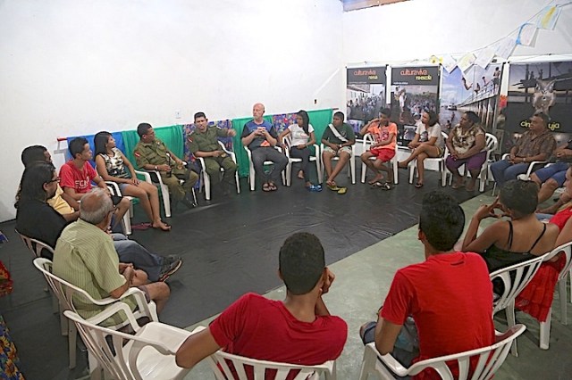 Jovens participam numa  roda de conversa sobre segurança ecosocial popular no Barracāo de Cultura em Cabelo Seco.
