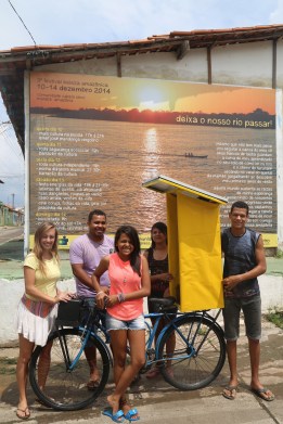 Jessica Ertel, Renato Cavalcante (UFPA) e jovens coordenadores Évany Valente, Carol Sousa e Pablo Sousa apresentam a primeira bici-radio solar no mundo, frente a instalação 'Deixa o Nosso Rio Passar' na Galeria do Povo na pracinha de Cabelo Seco.