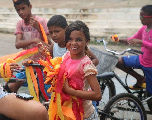 Novas coordenadoras da bicicletada surgem dos projetos de dança, violāo e biblioteca, se embelezando e embelezando bicicletas para representar energia solar.