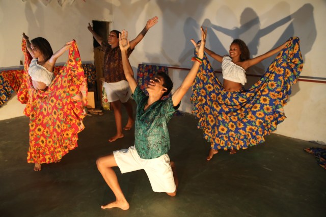 AfroMundi ensaia uma cena do novo espetaculo 'Deixa o Nosso Rio Passar', em preparação para sua apresentação na balsa nessa sábado