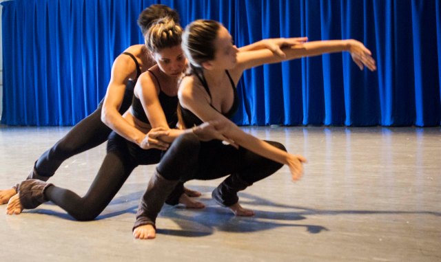 Lorena Melissa, Camila Alves e João Paulo Souza apresentam 'Lágrimas Secas' na escola PolyPrep em New York, durante o torné.