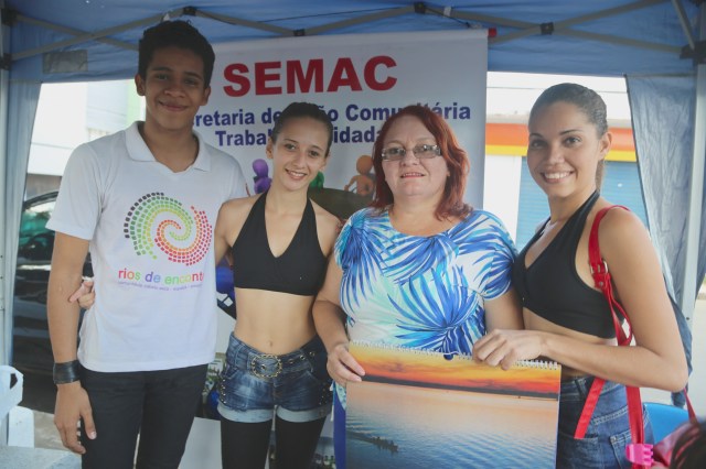 Nájila Rachid Marina da SEMAC recebe o calendário 2015 do Rios de Encontro da Cia AfroMundi.