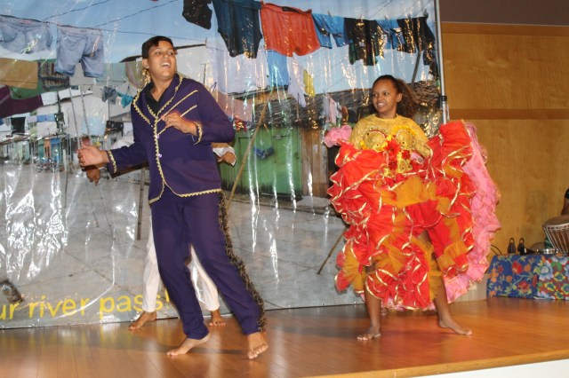 Matheus Sá e Carolayne Valente apresentam Quadrilha no espetáculo.